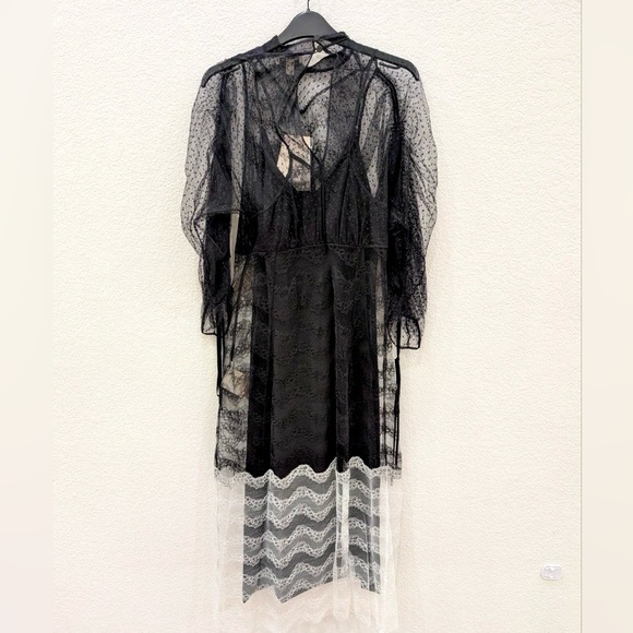 NWT Burberry Black Lace Midi Dress with White Lace Hem - Picture 11 of 12